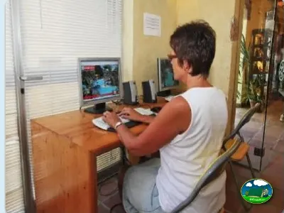 Recepción con ordenador del Camping La Torre del Sol, Montroig (Tarragona)