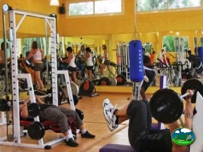 Gimnasio con equipamiento de musculación del Camping La Torre del Sol, Montroig (Tarragona)