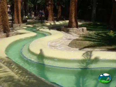 Minigolf entre palmeras del Camping La Torre del Sol, Montroig (Tarragona)