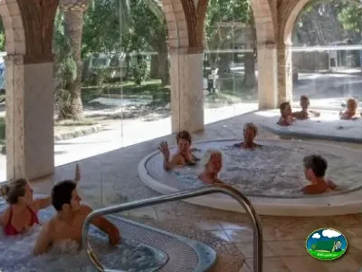 Piscina climatizada cubierta con bañistas del Camping La Torre del Sol, Montroig (Tarragona)
