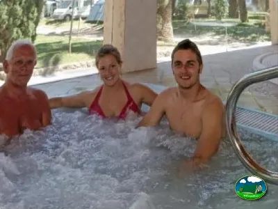 Jacuzzi con bañistas en la instalación del Camping La Torre del Sol, Montroig (Tarragona)