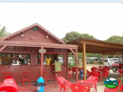 Bar con parque infantil y zona de estar del Camping La Torre del Sol, Montroig (Tarragona)