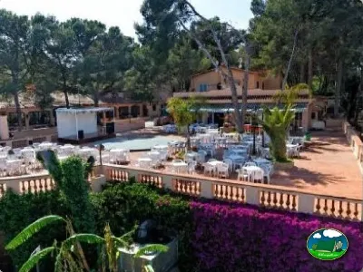 Restaurante con vistas al recinto y jardines del Camping La Torre del Sol, Montroig (Tarragona)