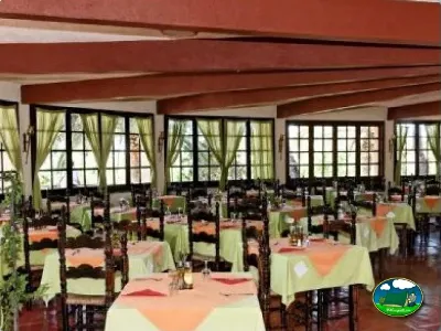 Restaurante con vistas amplias y luz natural del Camping La Torre del Sol, Montroig (Tarragona)