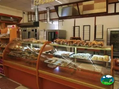 Restaurante con mostrador y productos de panadería del Camping La Torre del Sol, Montroig (Tarragona)