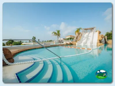 Piscina climatizada con toboganes y zona de juegos acuáticos del Camping Alannia Els Prats, Miami Platja (Tarragona)