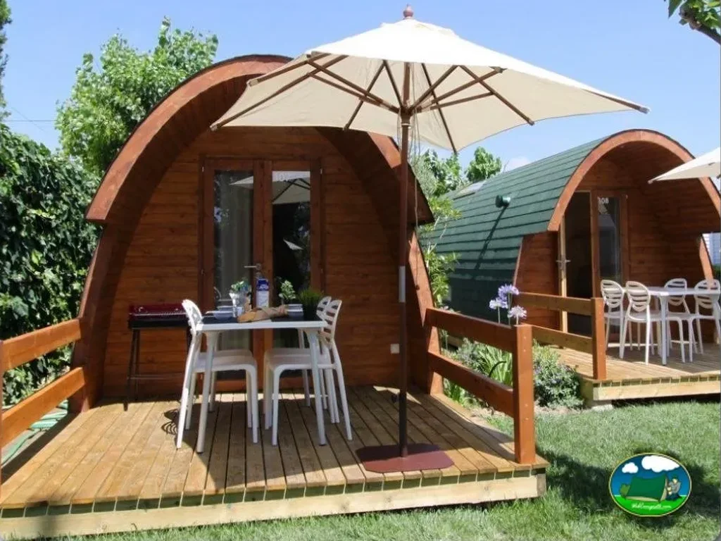 Glamping tipi de madera con terraza y sombrilla del Camping Joan, Cambrils (Tarragona)