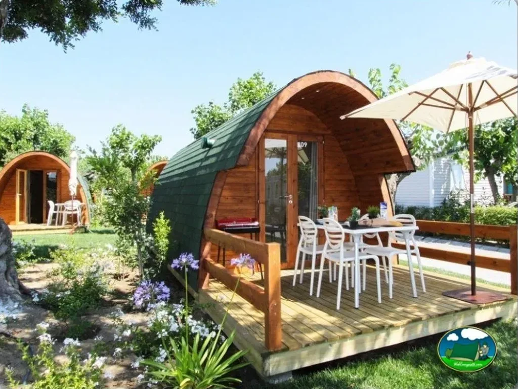 Glamping bungalow de madera con terraza y sombrilla del Camping Joan, Cambrils (Tarragona)