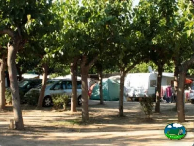 Parcela con árboles y mobil-home del Camping La Llosa, Cambrils (Tarragona)