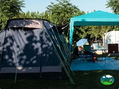 Tienda de acampada con toldo del Camping La Llosa, Cambrils (Tarragona)