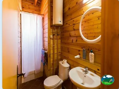 Baño interior cabaña de madera con ducha del Camping La Llosa, Cambrils (Tarragona)