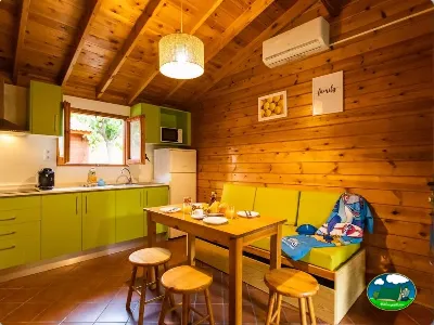 Bungalow interior cocina comedor equipado del Camping La Llosa, Cambrils (Tarragona)
