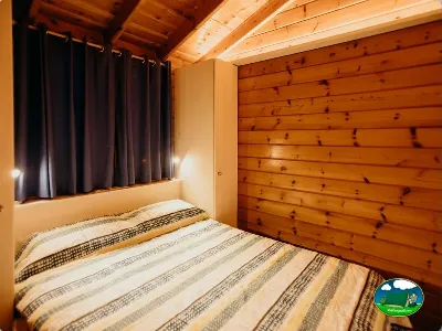 Cabaña de madera con cama doble del Camping La Llosa, Cambrils (Tarragona)