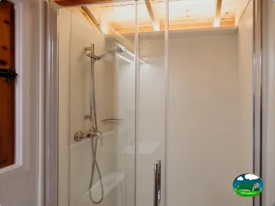 Ducha con plato y mampara en bungalow del Camping La Llosa, Cambrils (Tarragona)