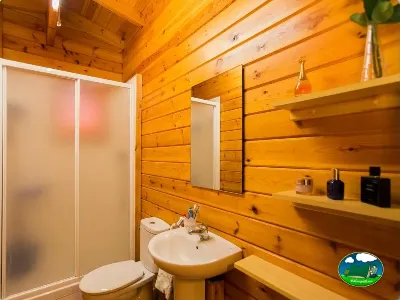 Baño interior cabaña madera con ducha y espejo del Camping La Llosa, Cambrils (Tarragona)