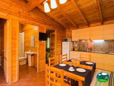 Cabaña interior con cocina, comedor y baño del Camping La Llosa, Cambrils (Tarragona)