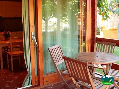 Bungalow con terraza y vistas al jardín del Camping La Llosa, Cambrils (Tarragona)