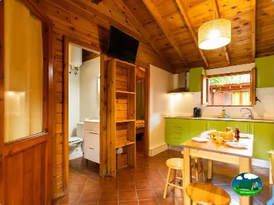 Cabaña interior cocina comedor del Camping La Llosa, Cambrils (Tarragona)