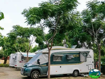 Mobil-home bajo árboles en parcela del Camping La Llosa, Cambrils (Tarragona)