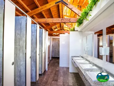 Aseos con lavabos y duchas del Camping La Llosa, Cambrils (Tarragona)