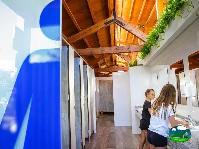 Aseos con techos de madera y decoración moderna del Camping La Llosa, Cambrils (Tarragona)