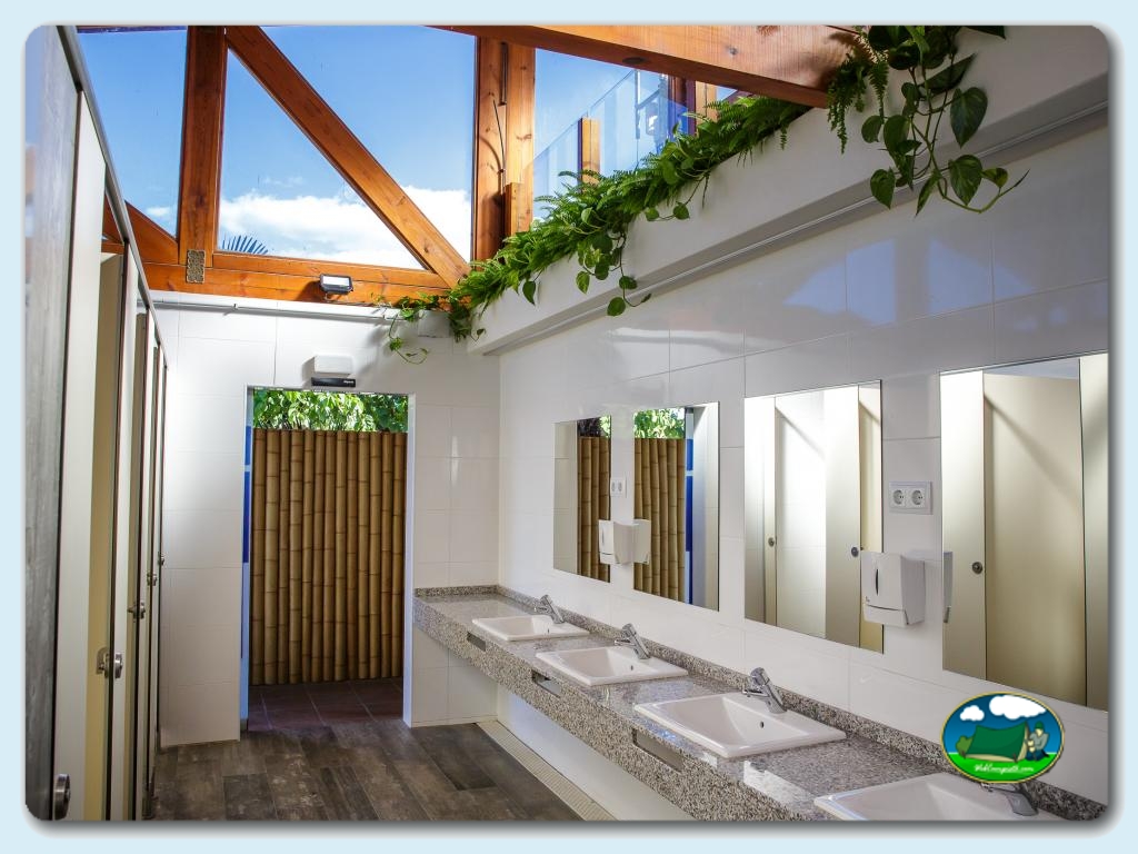 Lavabos en Camping La Llosa, Tarragona, España