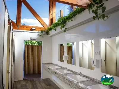 Aseos con lavabos y espejos, techos de madera y luz natural del Camping La Llosa, Cambrils (Tarragona)
