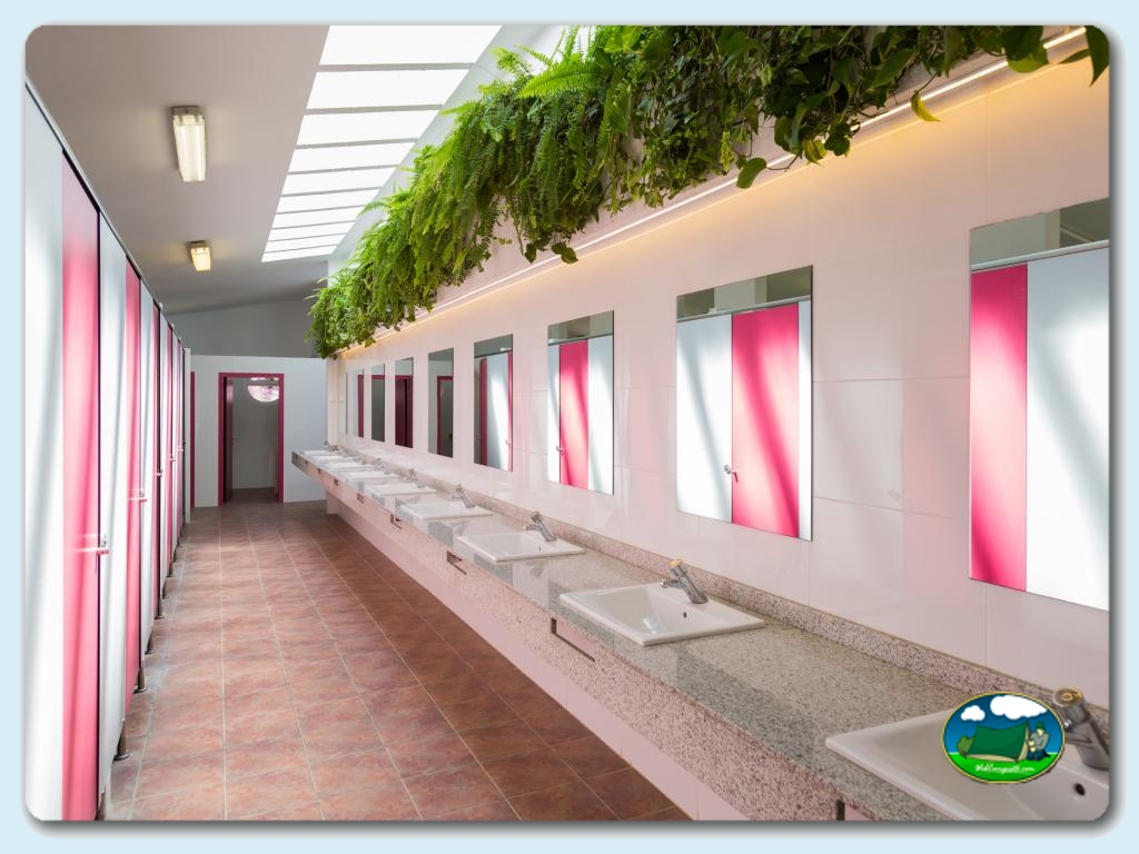 Lavabos en Camping La Llosa, Tarragona, España