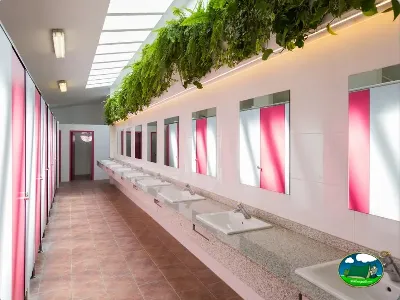 Aseos con lavabos y espejos del Camping La Llosa, Cambrils (Tarragona)