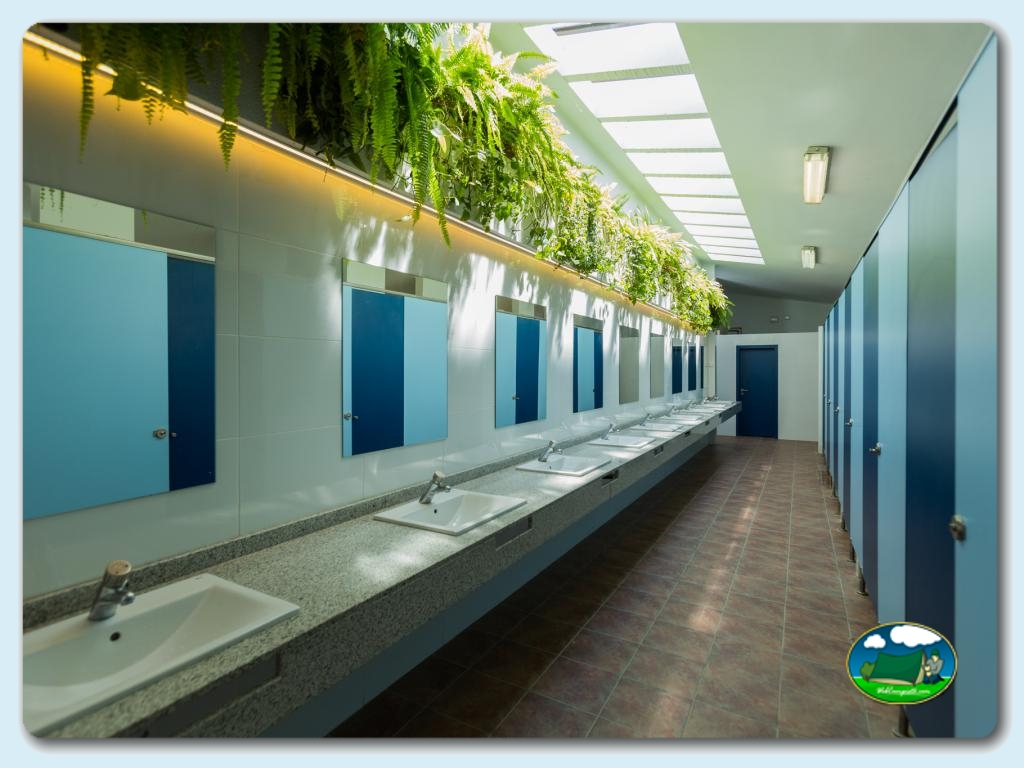 Lavabos en Camping La Llosa, Tarragona, España