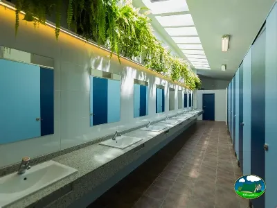 Aseos modernos con duchas y lavabos del Camping La Llosa, Cambrils (Tarragona)