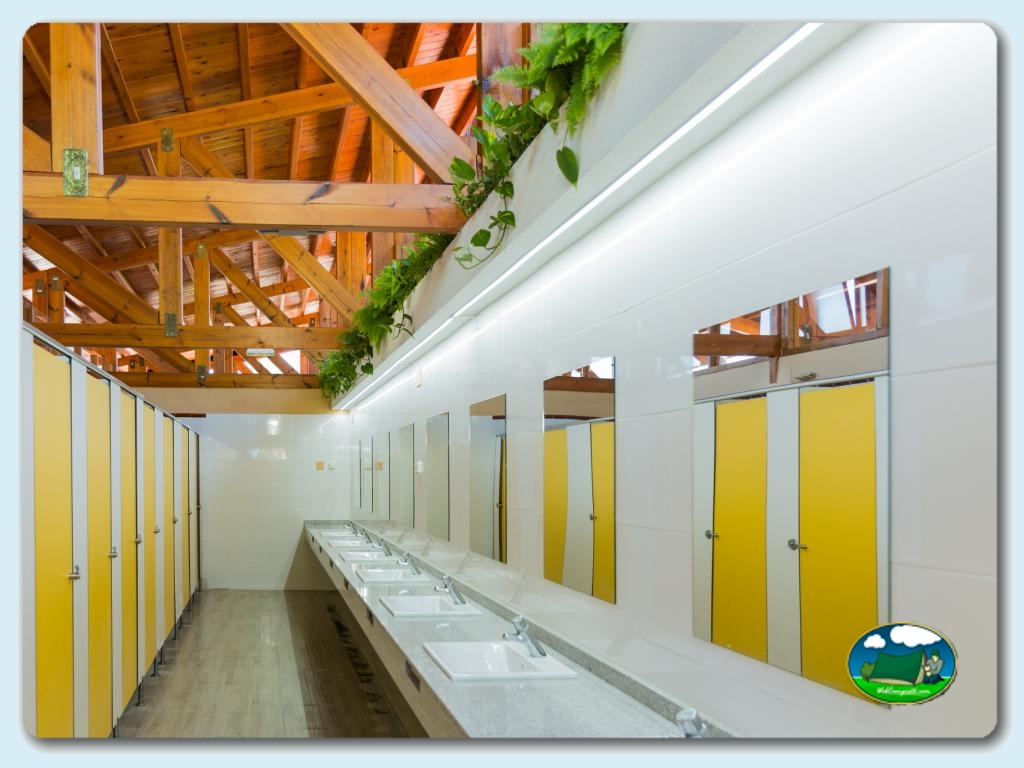 Lavabos en Camping La Llosa, Tarragona, España