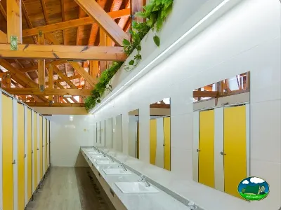 Aseos con duchas y lavabos del Camping La Llosa, Cambrils (Tarragona)