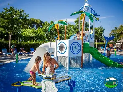 Piscina infantil con tobogán y juegos acuáticos del Camping La Llosa, Cambrils (Tarragona)