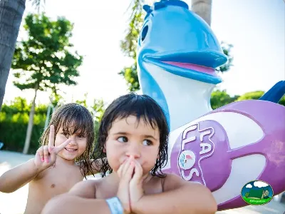 Parque infantil con piscina, niños disfrutando con juguetes acuáticos del Camping La Llosa, Cambrils (Tarragona)