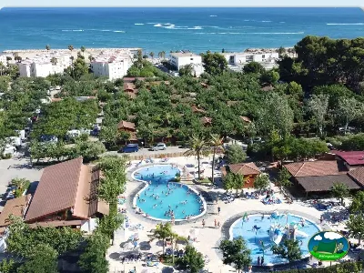 Piscina junto al mar con vistas a la playa del Camping La Llosa, Cambrils (Tarragona)