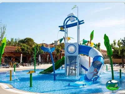 Piscina infantil con tobogán y juegos de agua del Camping La Llosa, Cambrils (Tarragona)