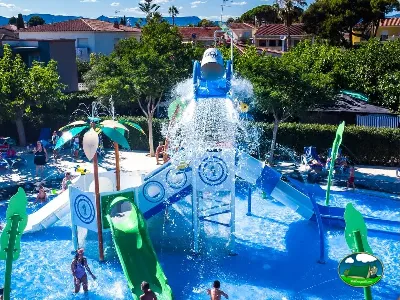 Piscina infantil con tobogán y juegos de agua del Camping La Llosa, Cambrils (Tarragona)