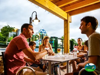 Parque infantil con zona de comedor cubierta del Camping La Llosa, Cambrils (Tarragona)
