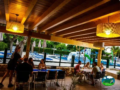 Restaurante bar con vistas a piscina del Camping La Llosa, Cambrils (Tarragona)