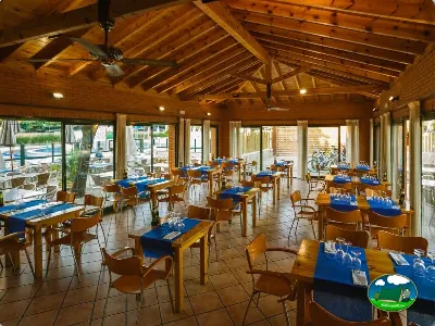 Restaurante con vistas a la piscina del Camping La Llosa, Cambrils (Tarragona)
