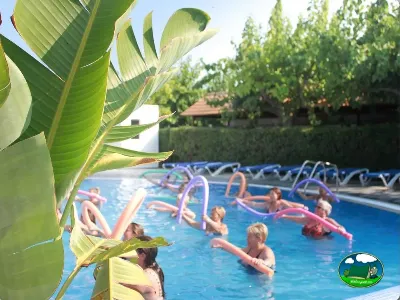 Piscina con niños en actividad acuática del Camping La Llosa, Cambrils (Tarragona)