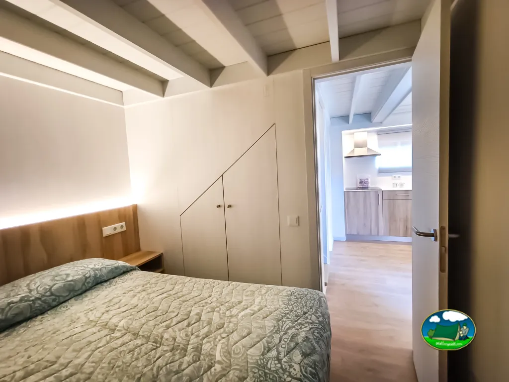 Bungalow dormitorio y cocina del Camping La Llosa, Cambrils (Tarragona)