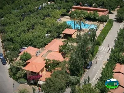 Plano del recinto con bungalows, piscina y palmeras del Camping La Llosa, Cambrils (Tarragona)