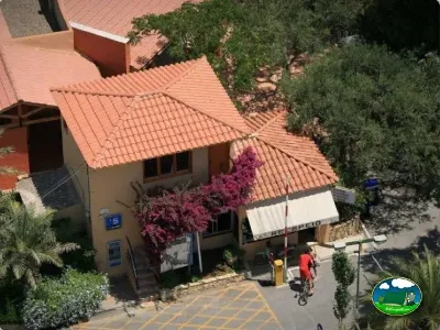 Recepción con techo de tejas y entrada al recinto del Camping La Llosa, Cambrils (Tarragona)