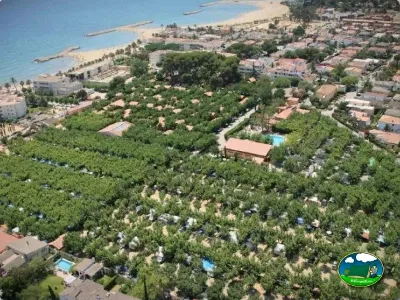 Plano del recinto junto al mar con parcelas arboladas del Camping La Llosa, Cambrils (Tarragona)