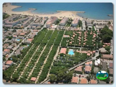 Plano del recinto junto al mar con parcelas y piscina del Camping La Llosa, Cambrils (Tarragona)