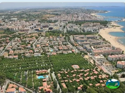 Bungalow junto al mar con piscina, vista aérea del Camping La Llosa, Cambrils (Tarragona)