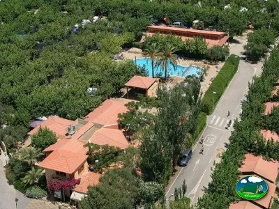 Plano del recinto con bungalows, piscina y zonas verdes del Camping La Llosa, Cambrils (Tarragona)