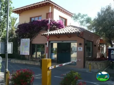 Recepción del camping con entrada y barrera del Camping La Llosa, Cambrils (Tarragona)